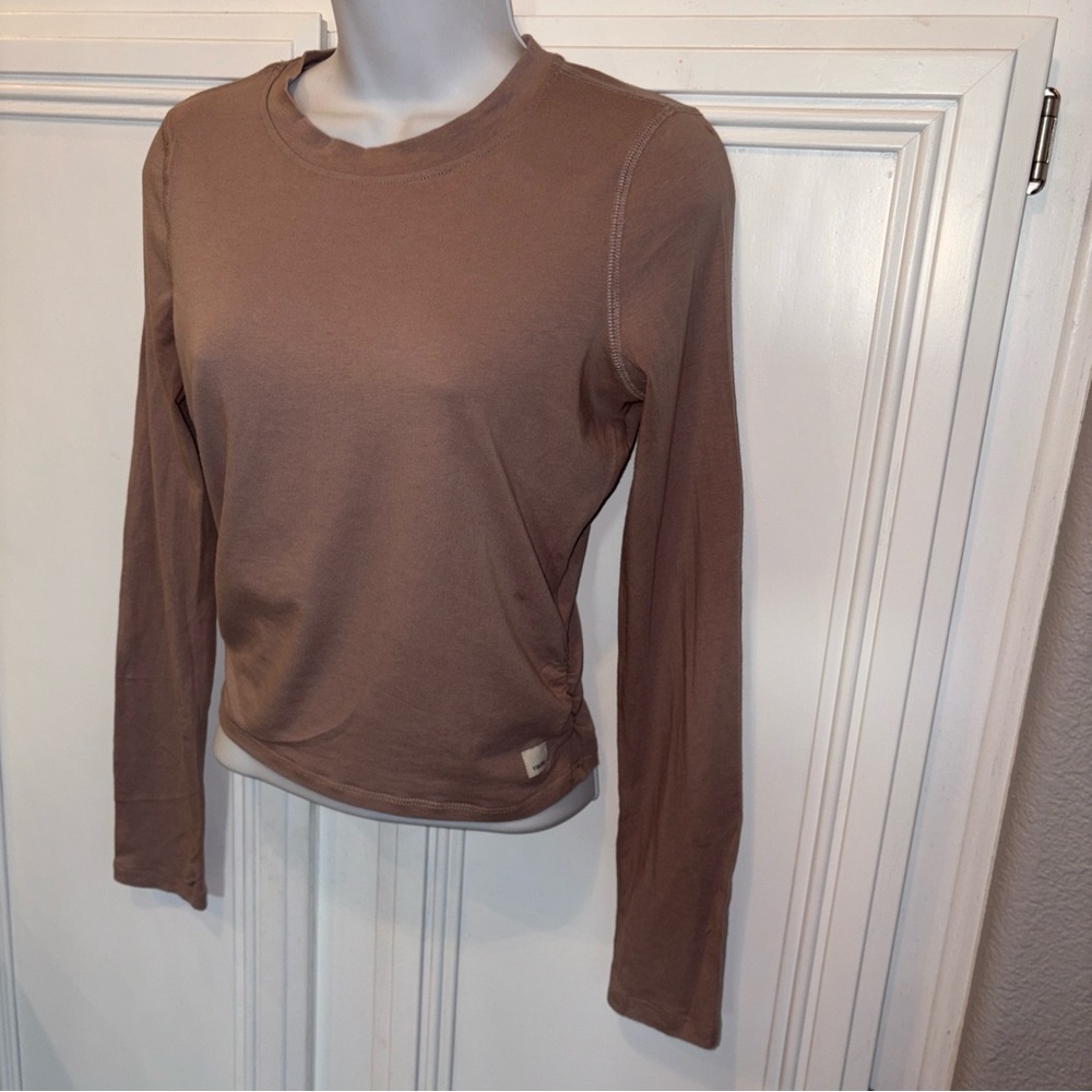 Vuori Long-Sleeve Coast Crop Crew Umber color size S. Small Flaw